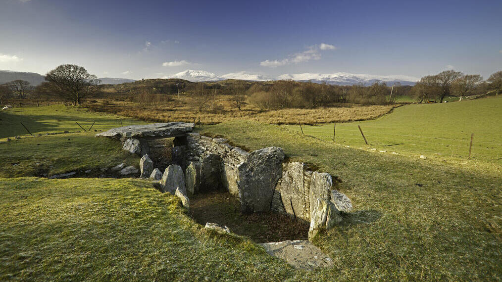 Una vista dall'alto della camera funeraria di Capel Garmon nel Parco Nazionale di Snowdonia/Eryri, Galles