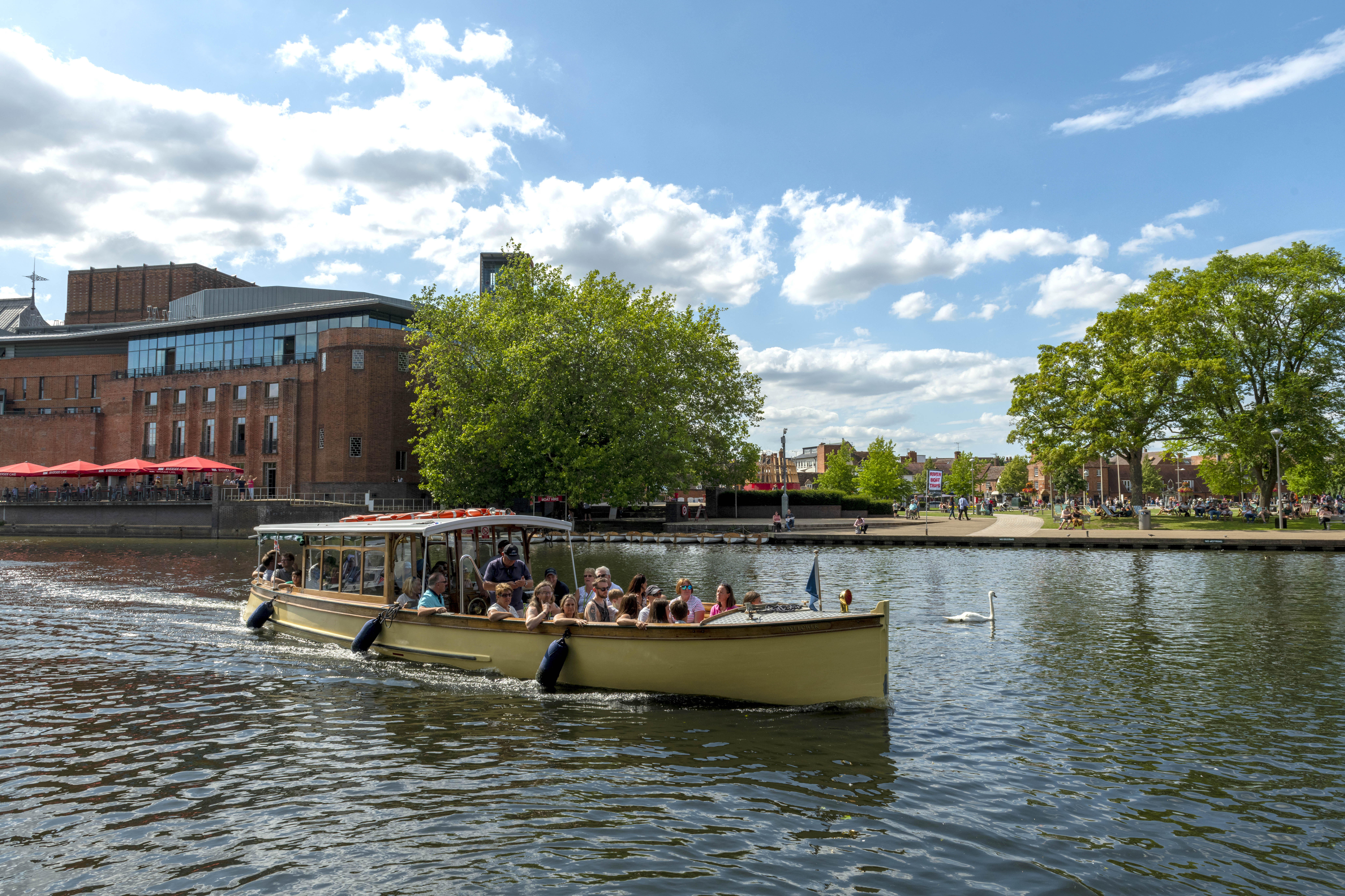 Un bateau naviguant sur la rivière Avon à Stratford-upon-Avon