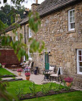Jardín del pub y parte trasera de The Lord Crewe Arms, Gloucestershire