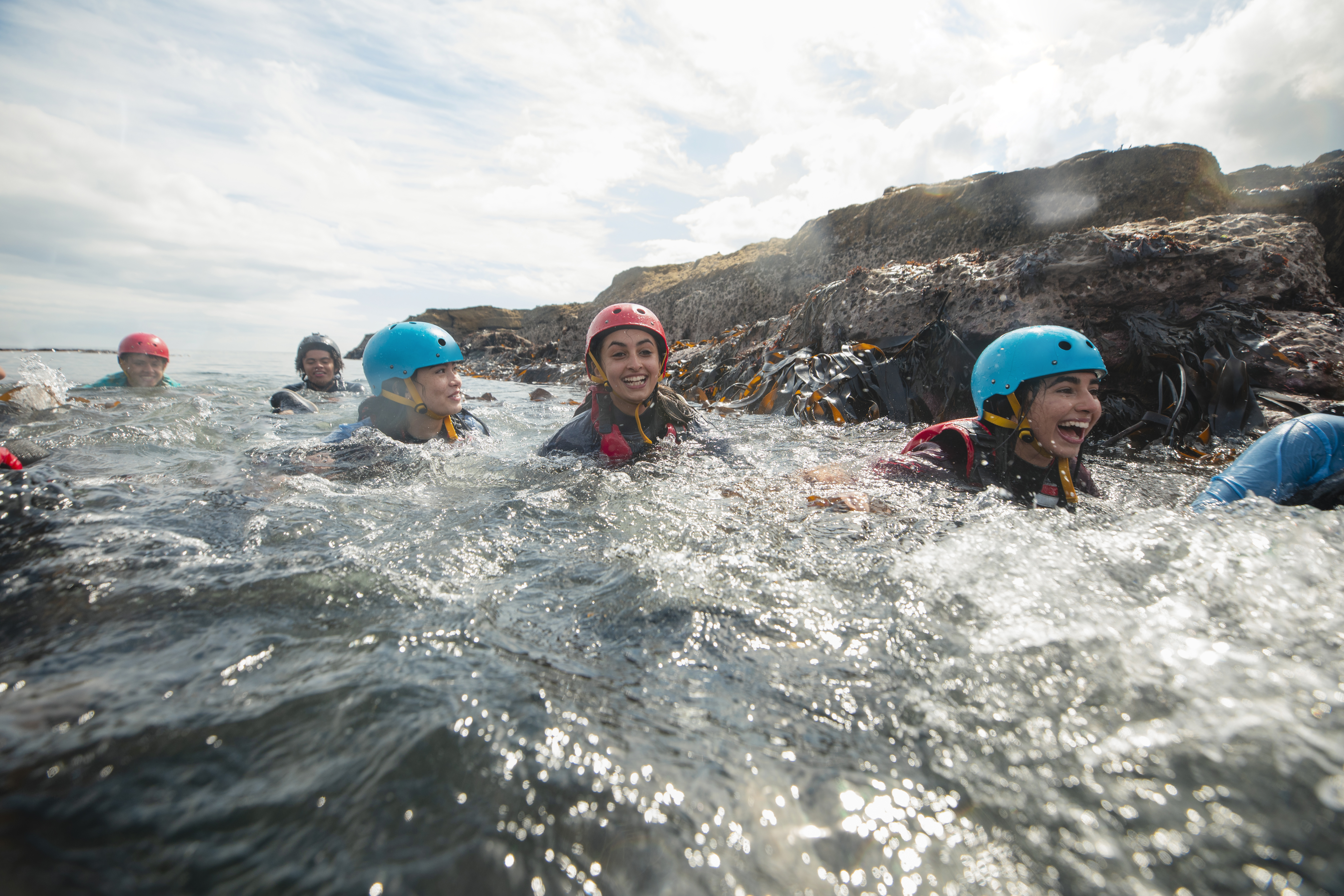 Ragazzi che praticano coasteering nel nord-est dell'Inghilterra a Beadnell.