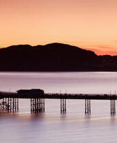 Jetée construite dans le style édouardien au bord de la mer au crépuscule