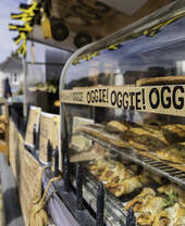 Frau beim Einkaufen in St. Davids, Wales