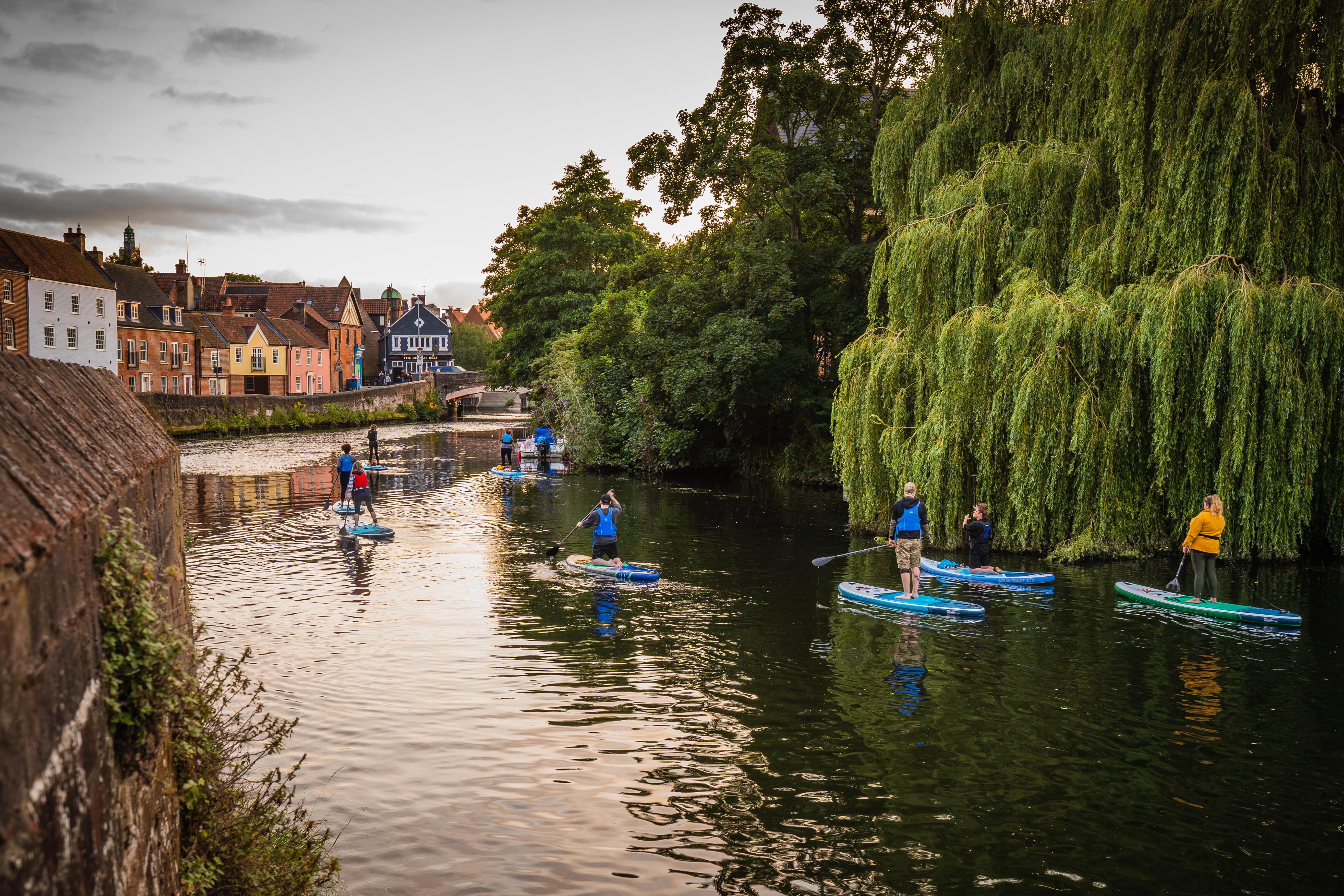 Eine Gruppe von Menschen beim Paddeln auf dem Fluss Wensum