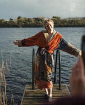 Frau im Bademantel posiert für ein Foto vor dem See im Elements Spa Trail, Finn Lough