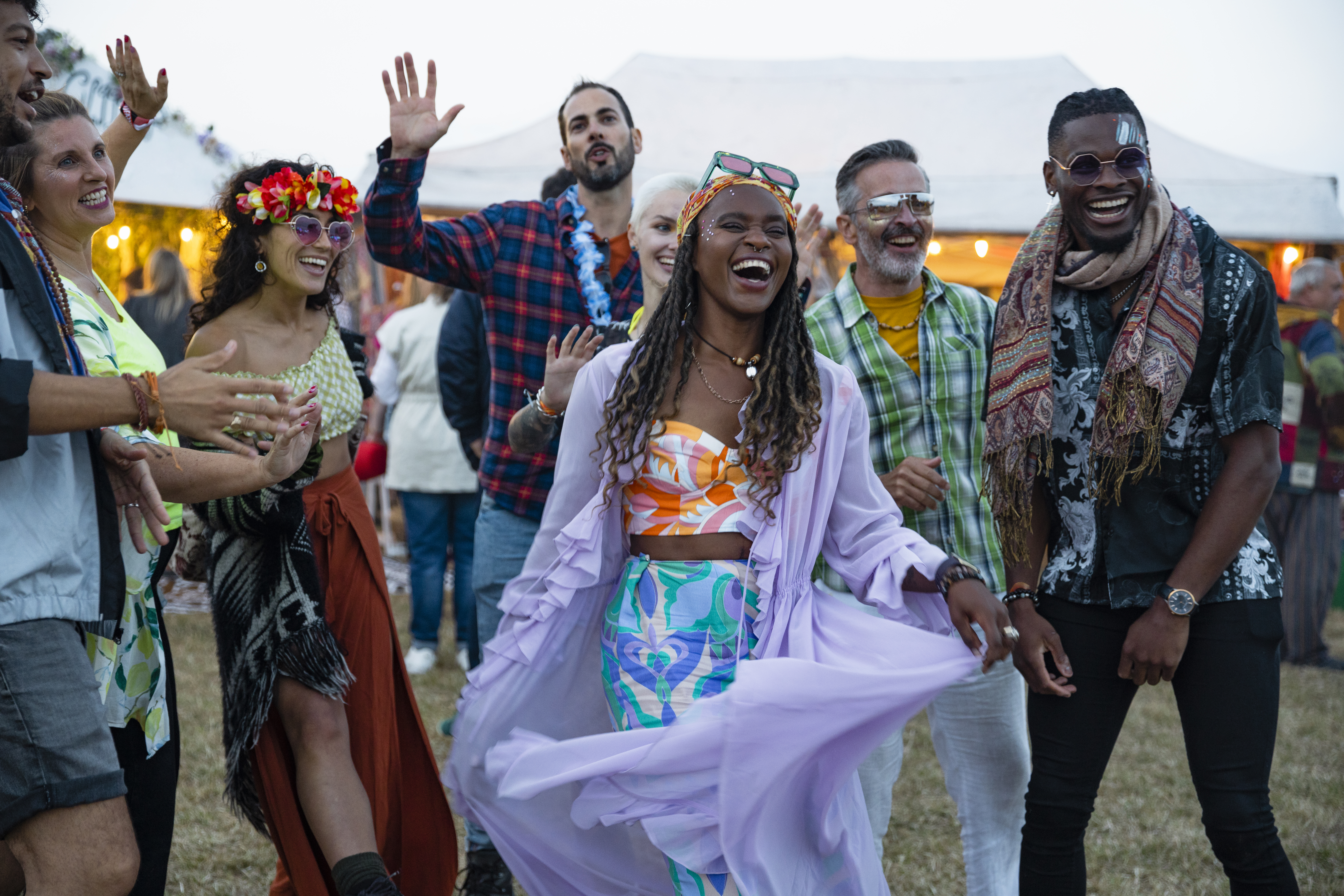 Un gruppo di amici che si diverte a un festival.