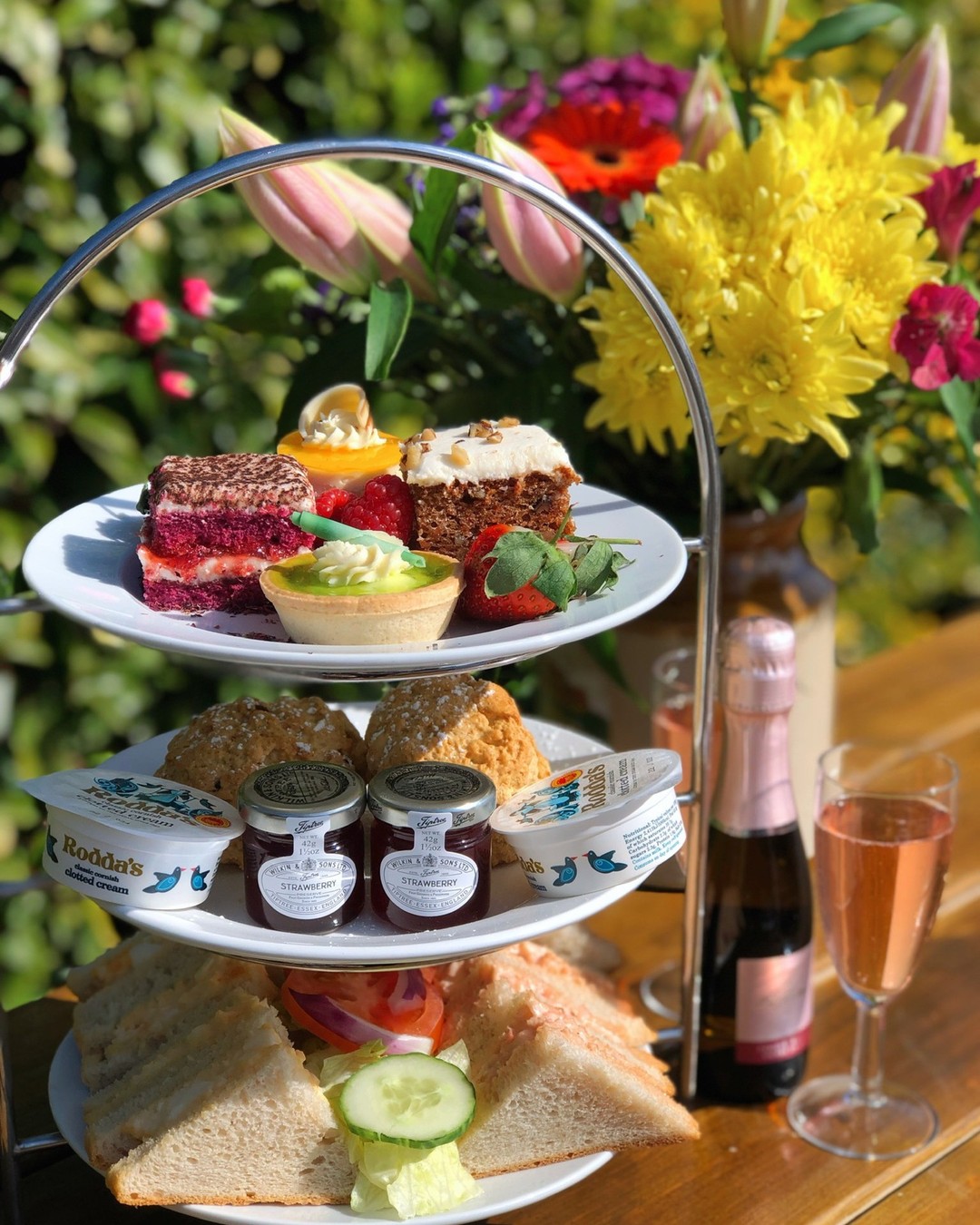 Exposición de pasteles y mermeladas para el té de la tarde