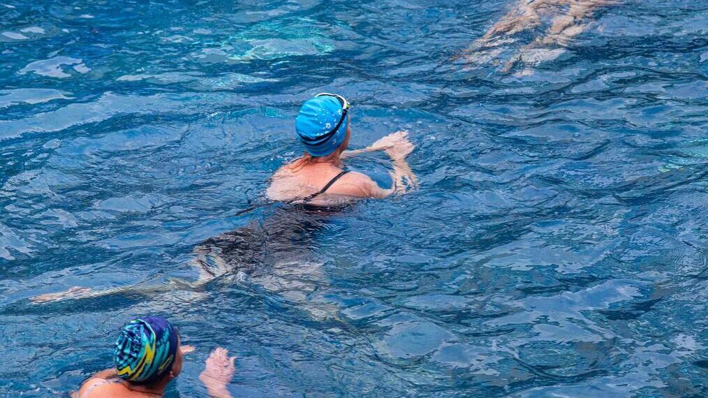 Vue aérienne de nageurs dans l'eau