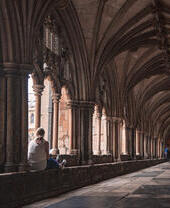 Gente explorando la zona exterior de la catedral de Norwich