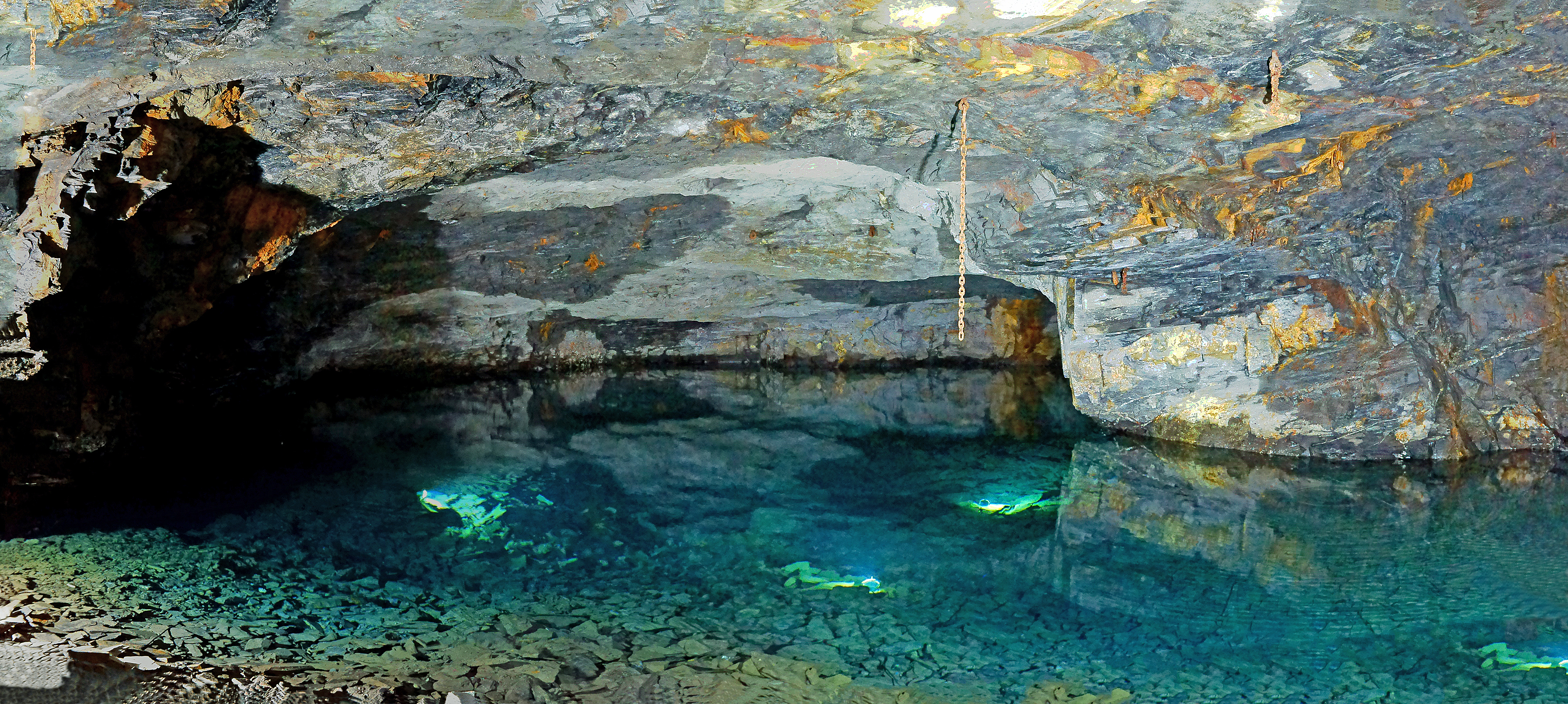 Höhle mit unterirdischem Wasser