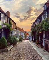 A view down a cobbled street with the Mermaid Inn on the right hand side in the town of Rye