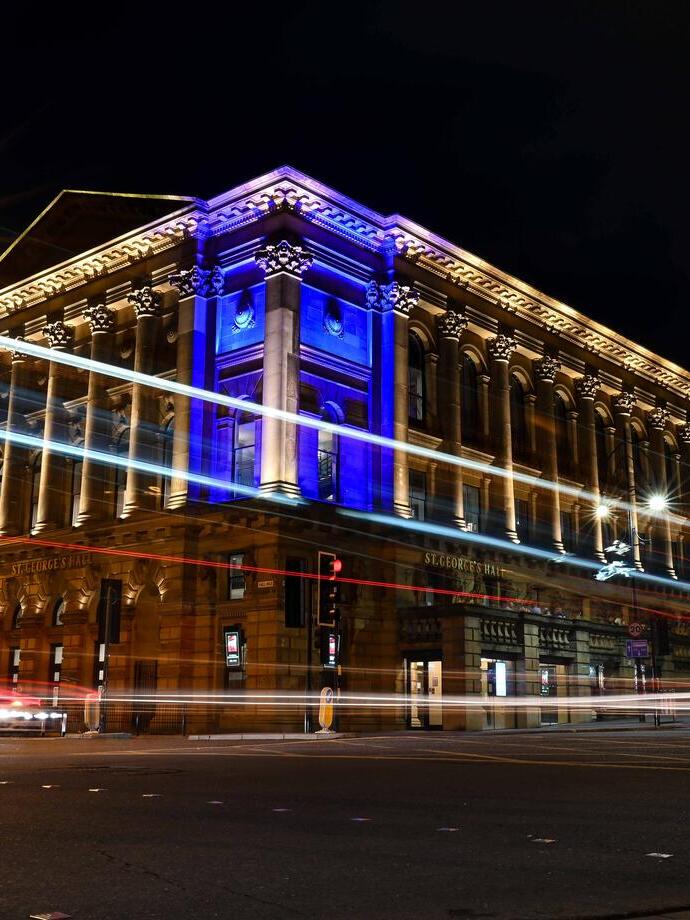 St. George's Hall, Bradford, bei Nacht beleuchtet.
