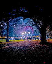Eine nächtliche Aufführung auf der Musikbühne im Victoria Park, Cardiff