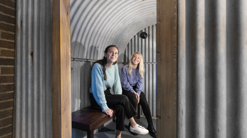 Deux femmes assises dans une réplique d'abri à l'Imperial War Museum de Londres