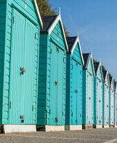 Cabañas de playa de colores alineadas.