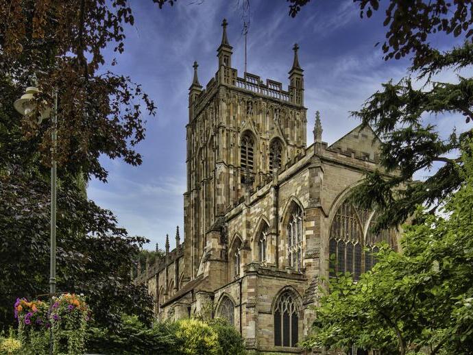 Chiesa storica circondata da alberi