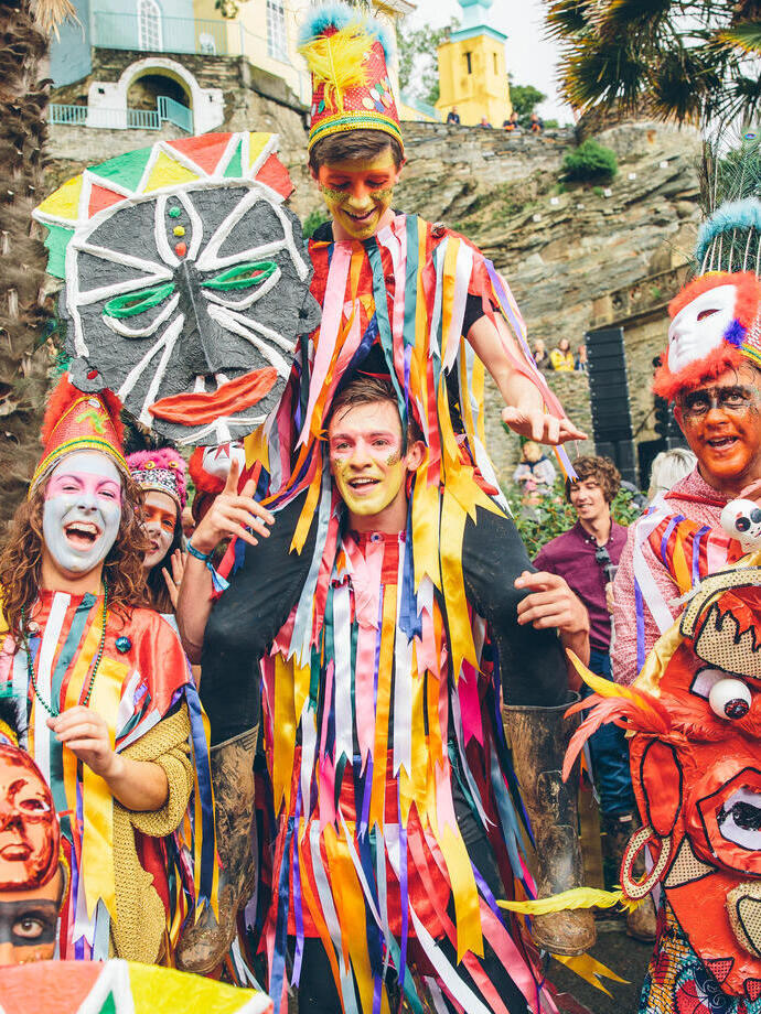 مجموعة من الفنانين يرتدون أزياء ملونة ووجوههم مطلية