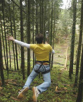 Una persona en una tirolina en Sky Wires