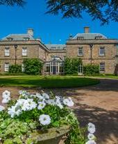 Vista di Melbourne Hall in una giornata di sole, South Derbyshire, Derbyshire, Inghilterra, Regno Unito, Europa