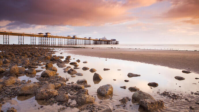 Pier im prächtigen edwardianischen Stil, der bei Sonnenuntergang ins Meer hinausragt