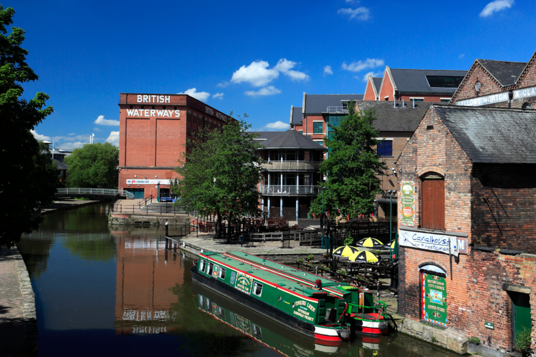 Canal de Nottingham con edificios al fondo