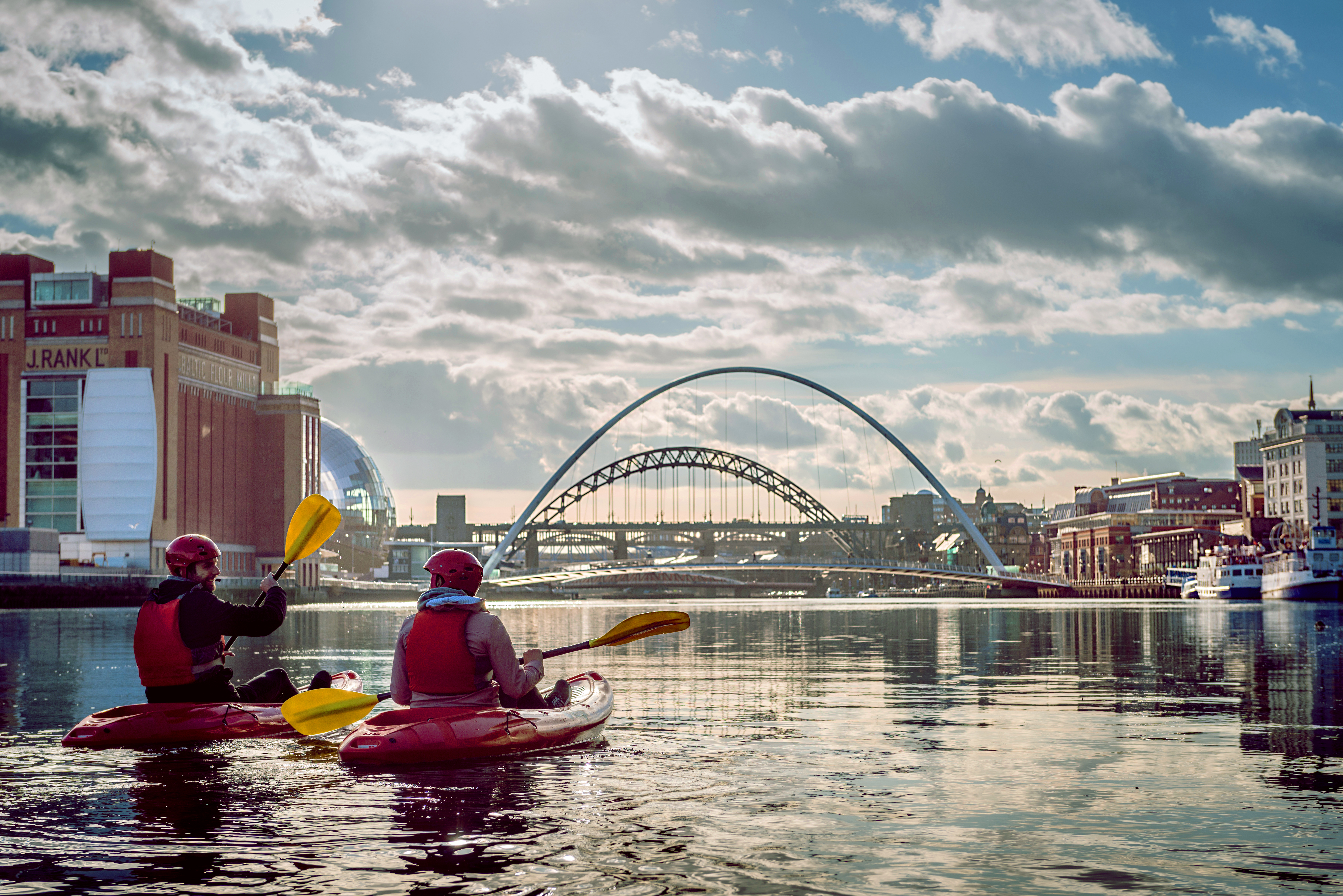 زوجان يجدفان في نهر المدينة.