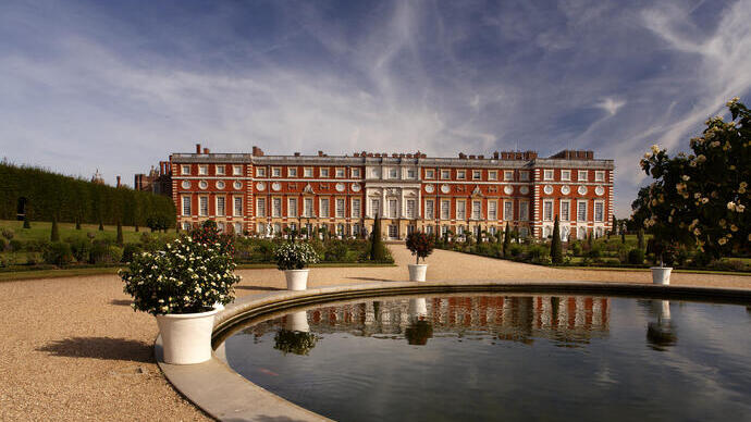 Hampton Court Palace is a historic royal palace built by Cardinal Wolsely and handed to his monarch King Henry VIII in the year 1528.