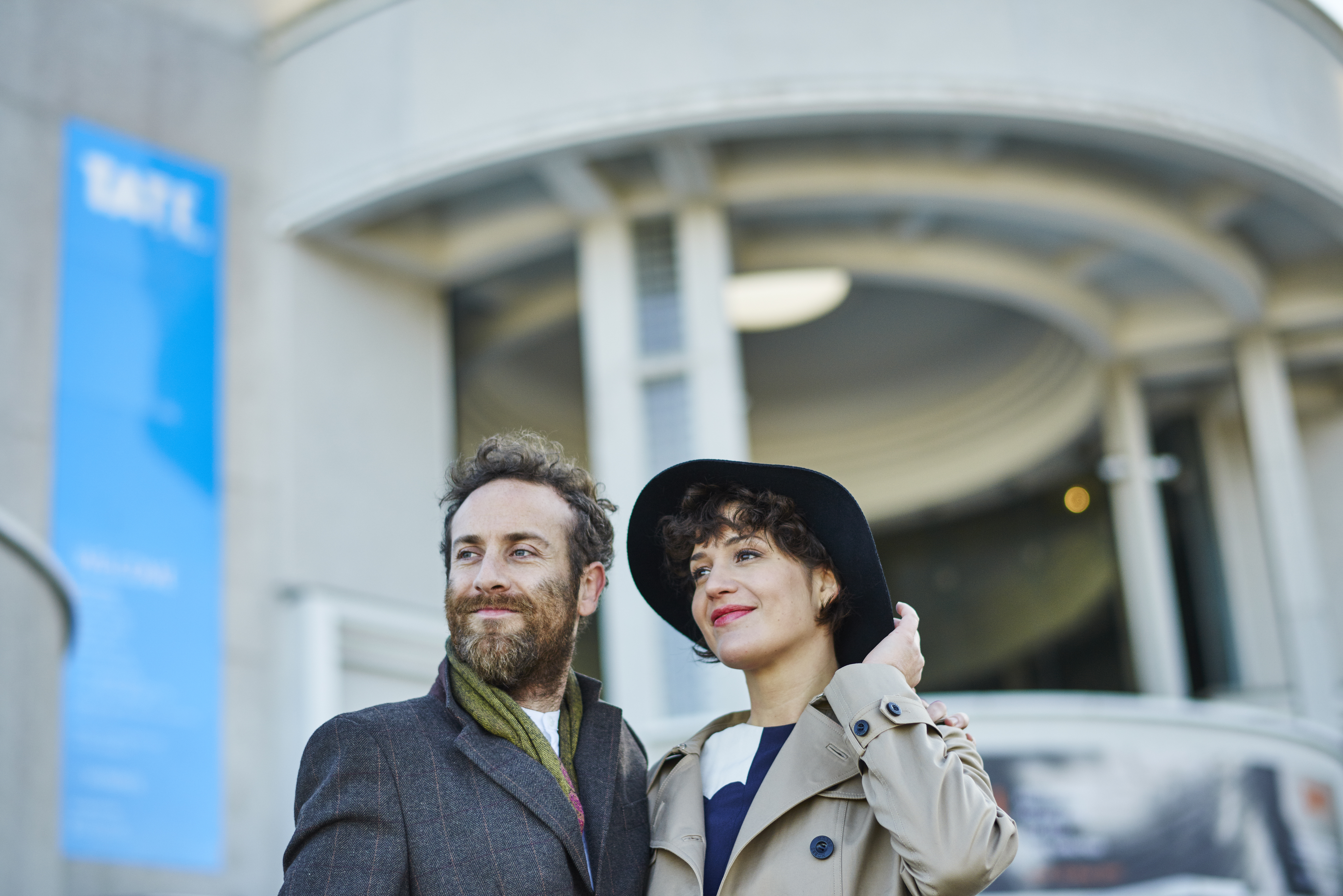 Paar vor einem Gebäude