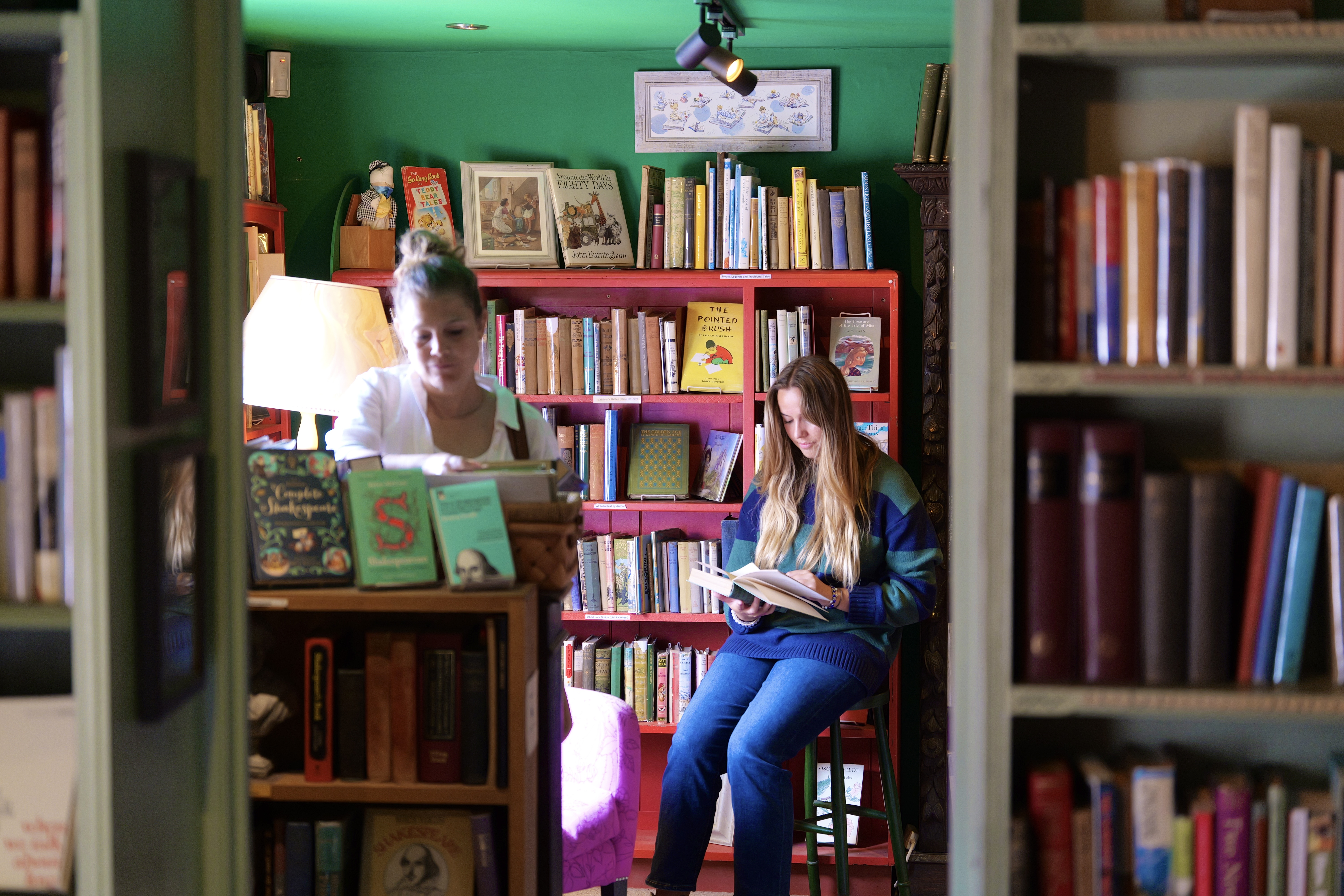 Gente hojeando estanterías de libros en Much Ado Books