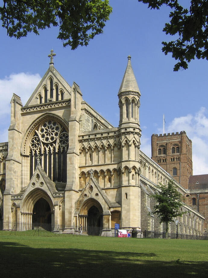 Vista de una catedral histórica con una arquitectura ornamentada