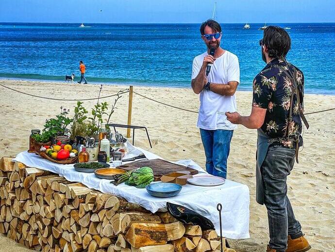 Gente en la playa disfrutando del Festival Gastronómico de St Ives