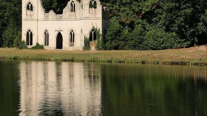 حديقة Painshill مع بحيرة في المقدمة