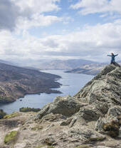 El lago Katrine visto desde la cima del Ben A'an en The Trossachs