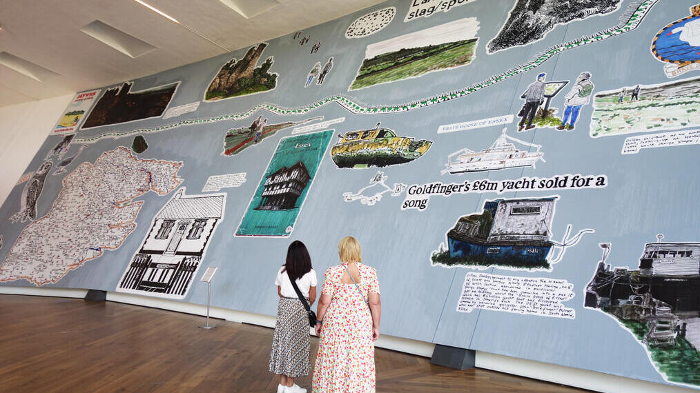 Dos mujeres mirando una exposición de arte en Firstsite