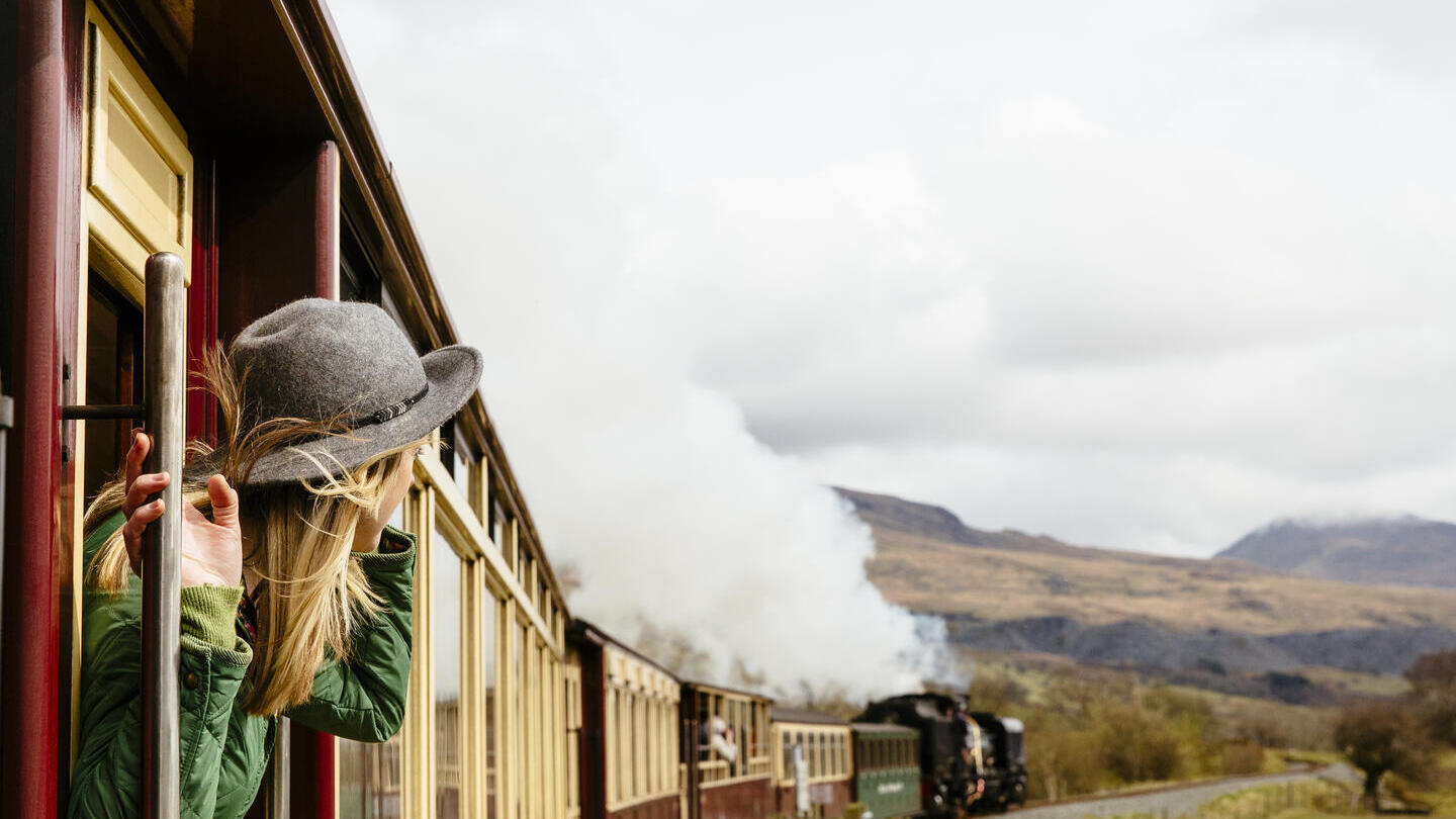 Femme regardant par la fenêtre d'un train traditionnel