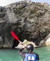 Personne faisant du kayak le long du littoral. Falaise escarpée