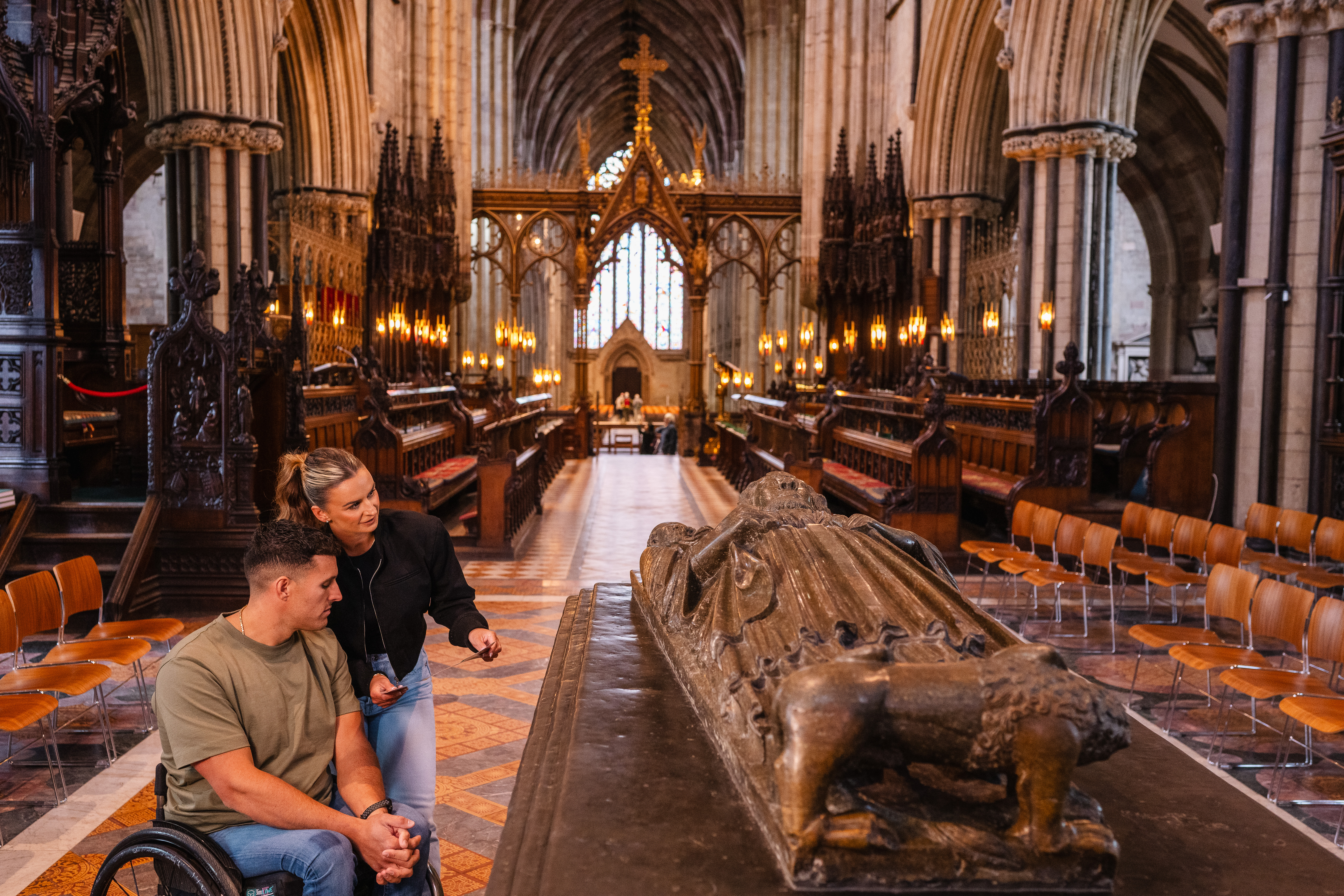 Un homme et une femme visitent la dernière demeure du roi Jean, enterré dans la cathédrale de Worcester