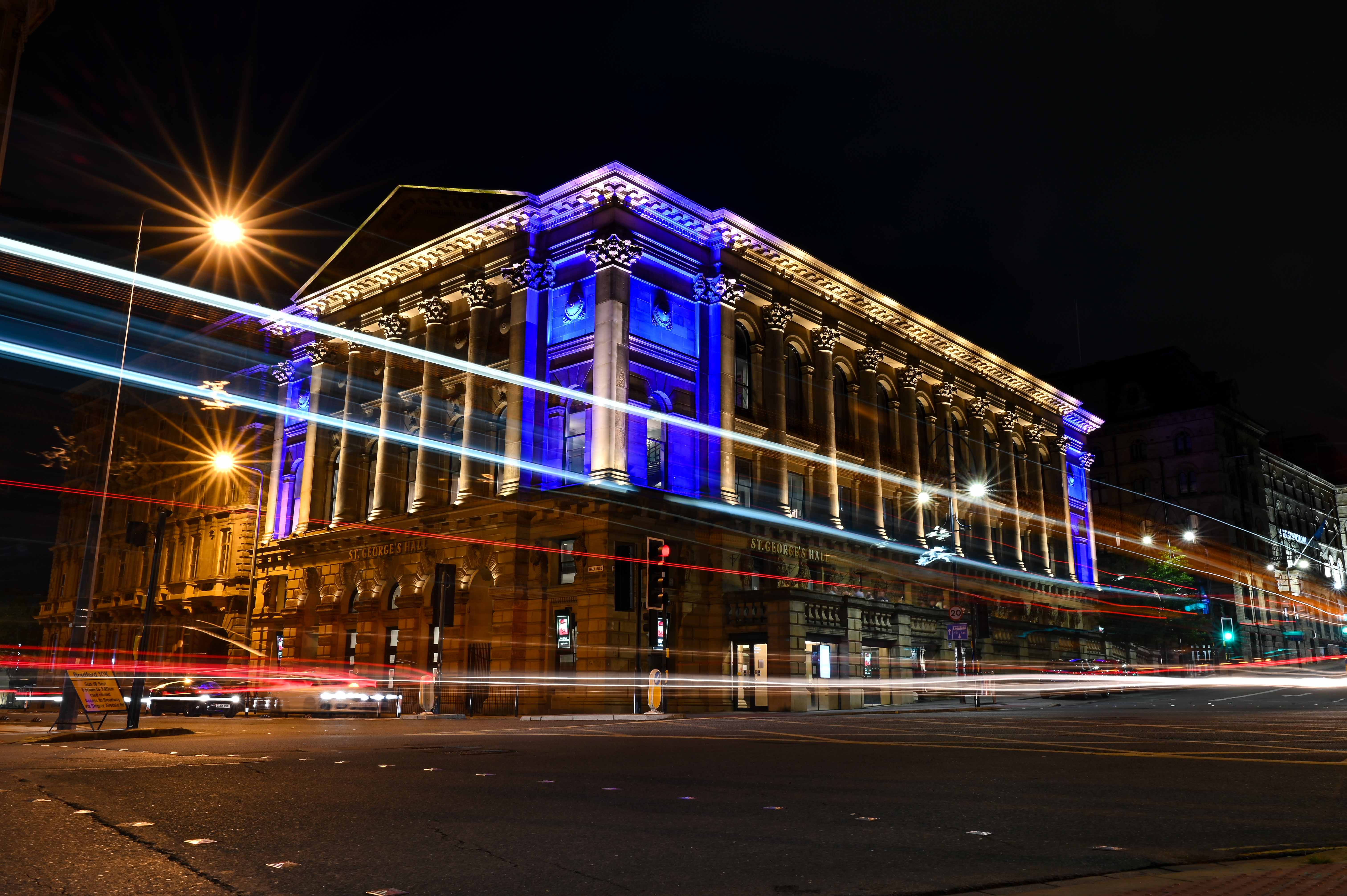 St. George's Hall, Bradford, iluminado por la noche.