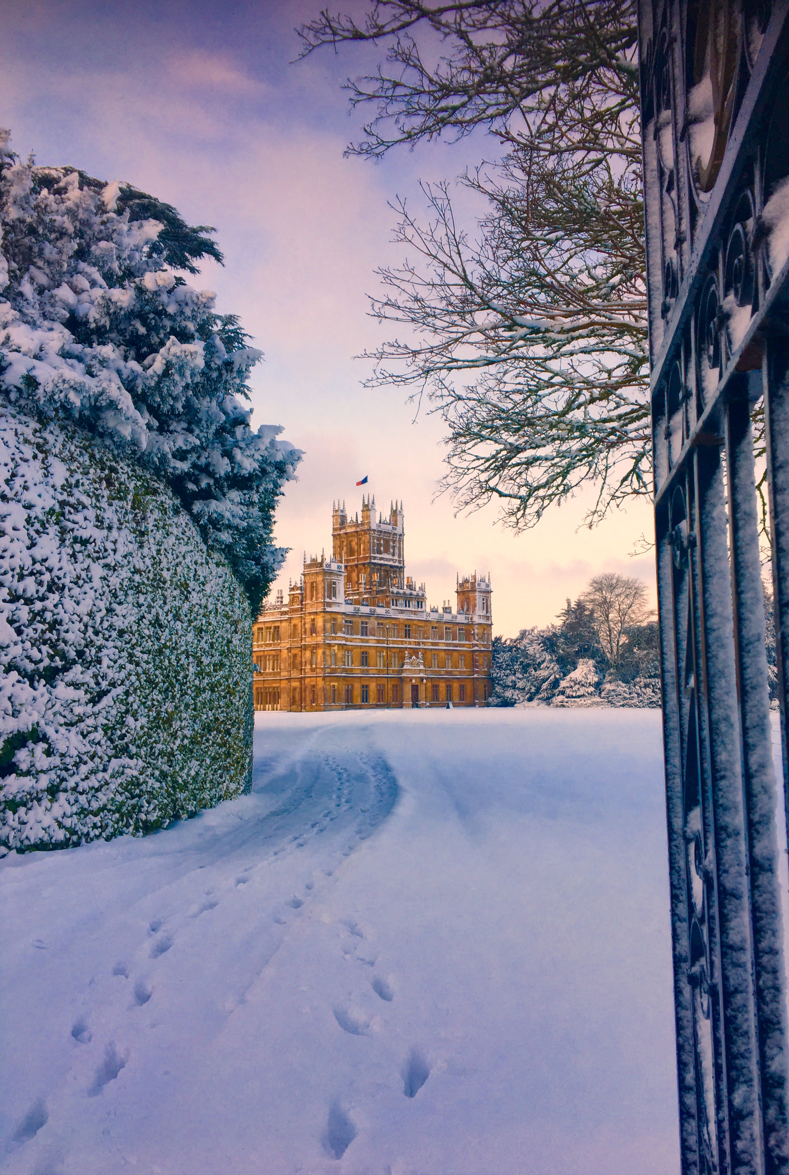 Außenansicht einer historischen Burg im Winter