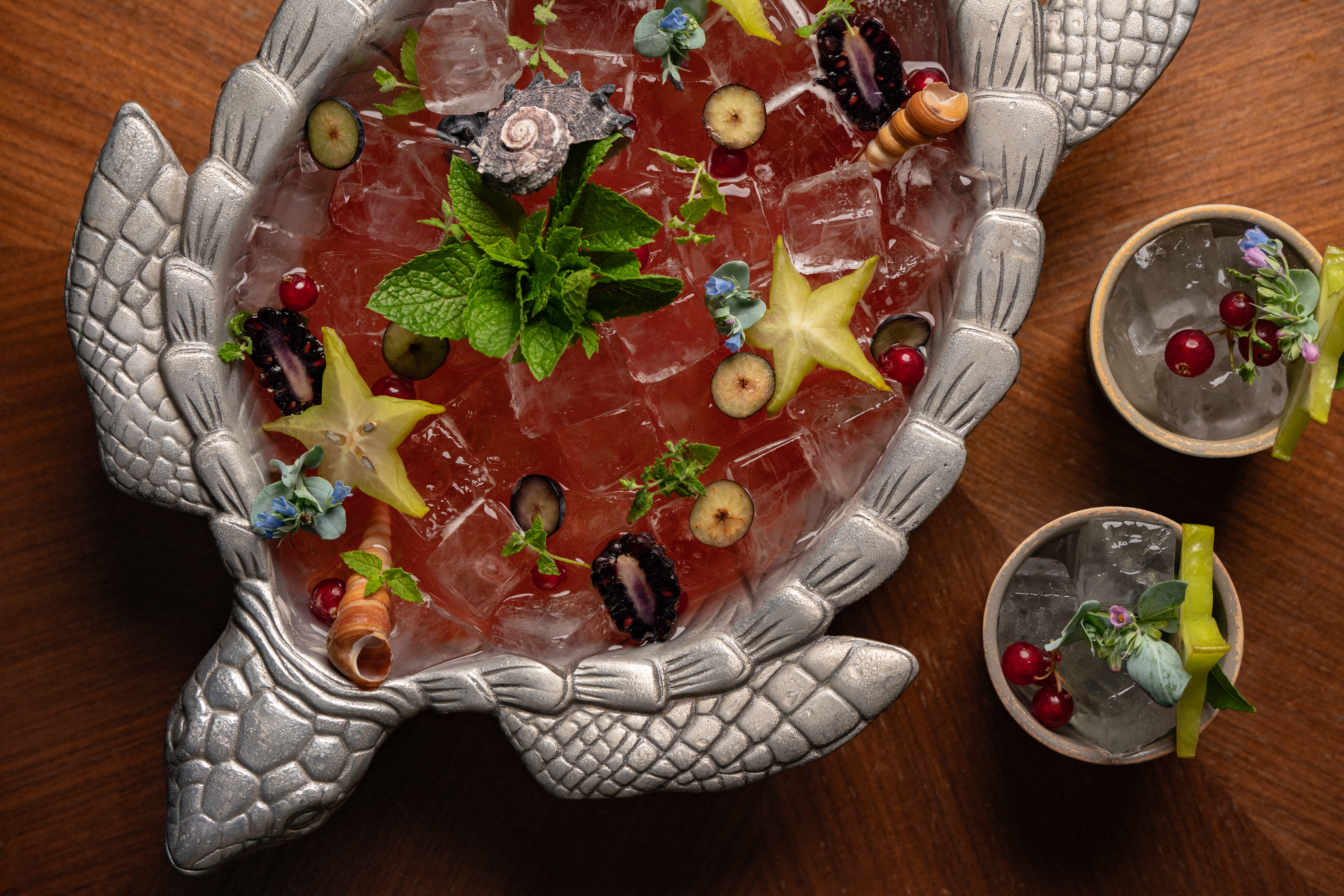 Un punch à la tequila à partager servi dans un bol en forme de tortue