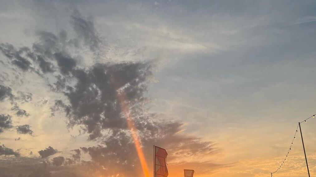 Coucher de soleil sur les participants à un festival