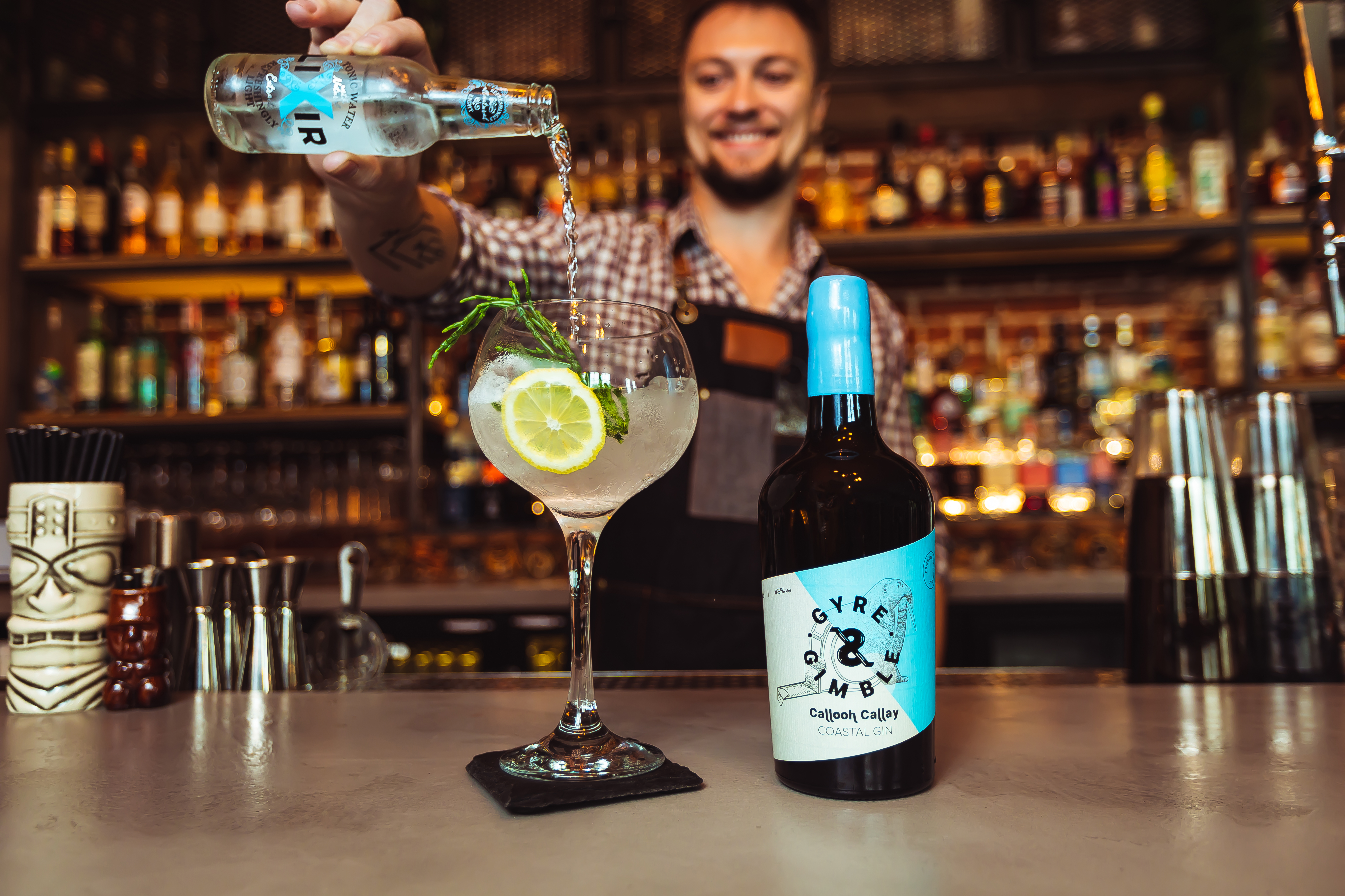 Ein Barkeeper, der im Gyre & Gimble in Norwich einen Cocktail mit Gin aus der Küstenregion mixt