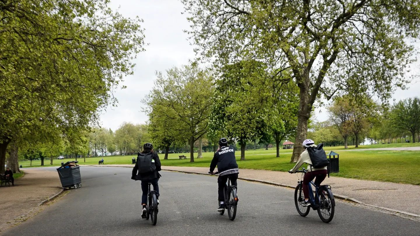 Immagine di un gruppo di persone in bicicletta