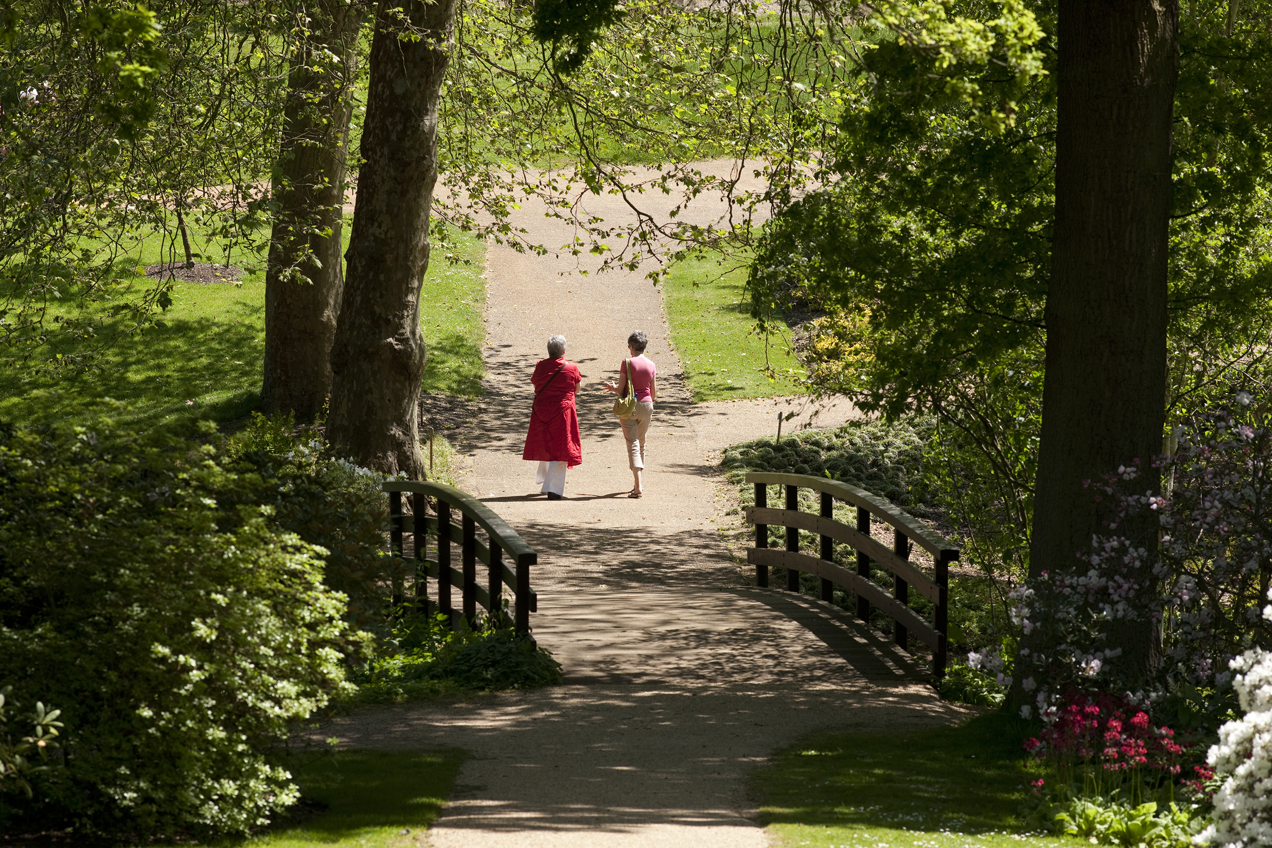 Zwei Frauen spazieren durch den Savill Garden in Windsor