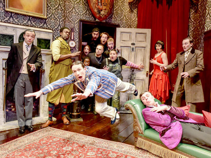 Une représentation de The Play That Goes Wrong sur scène à Londres