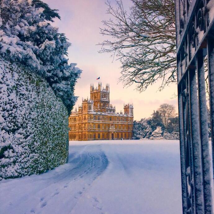 Außenansicht einer historischen Burg im Winter