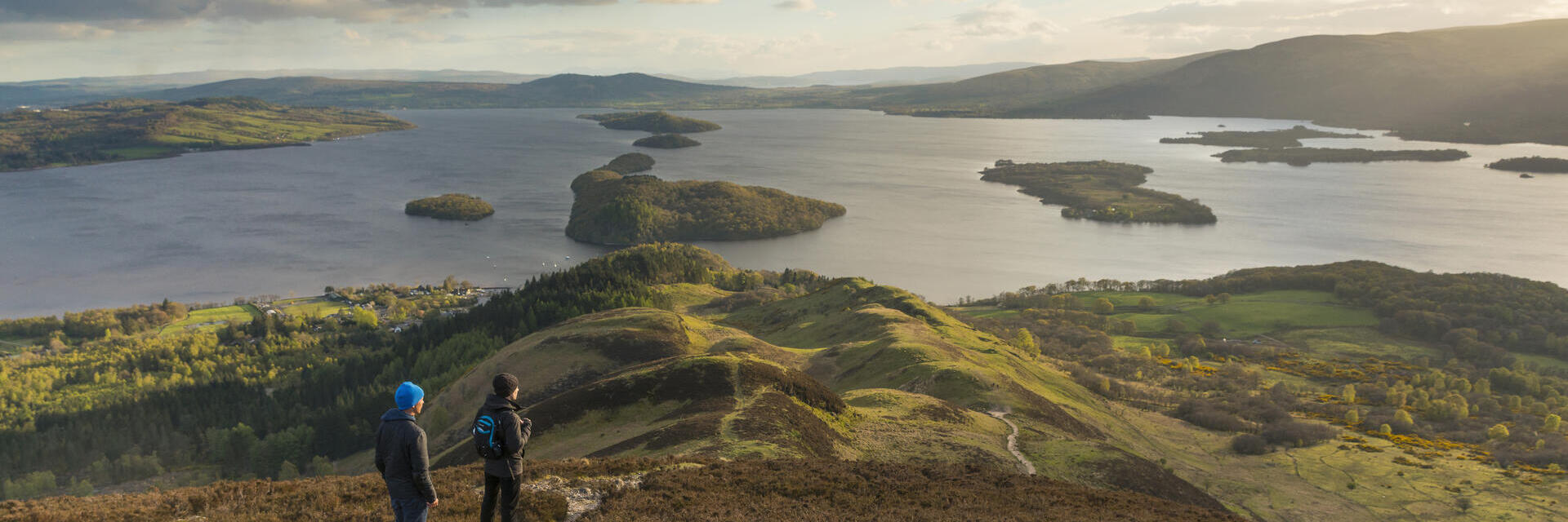 Randonneurs admirant la vue sur le Loch Lomond depuis Conic Hill, sur le West Highland Way