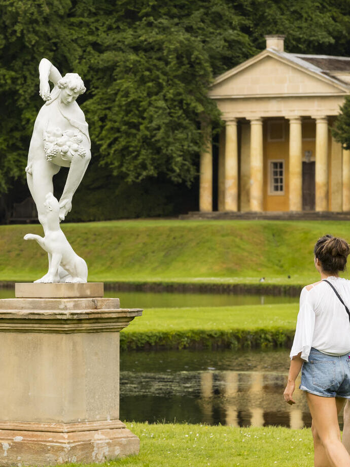 Un jeune couple se promenant dans les jardins de l'abbaye de Fountains et du Studley Royal Water Garden, dans le Yorkshire du Nord