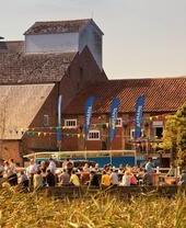 Folla di persone all'Aldeburgh Food & Drink Festival