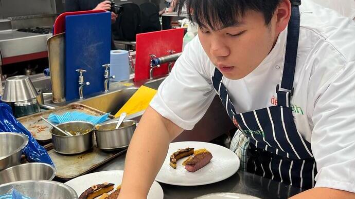 Chef preparando comida en un restaurante