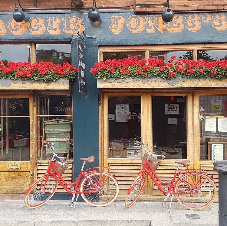 Due biciclette davanti a un negozio
